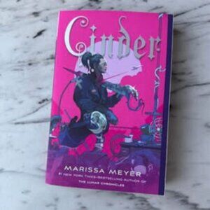 Cinder (Book 1 of the Lunar Chronicles) by Marissa Meyer - Paperback